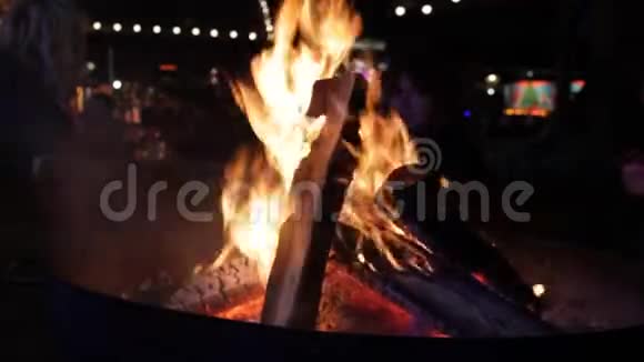 火苗燃烧篝火燃烧细节火苗元素光抽象危险温暖燃烧能量特写篝火视频的预览图