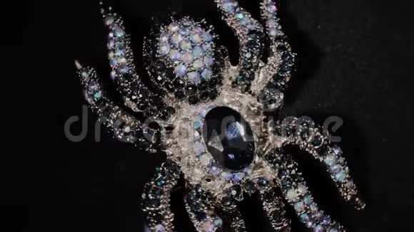 在黑色旋转支架上以蜘蛛的形式出现的胸针高级珠宝宏观的视频的预览图