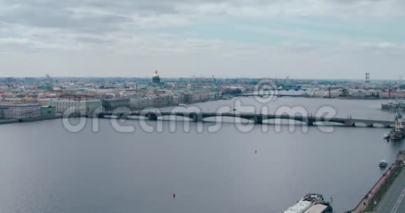 从涅瓦河到圣以萨克大教堂俄罗斯圣彼得堡的夜景视频的预览图