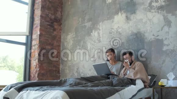 年轻的已婚夫妇在床上工作视频的预览图