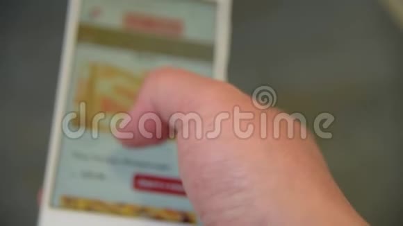 一个男人在智能手机上寻找和选择披萨视频的预览图