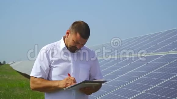 男性持有太阳能电池板的记录视频的预览图