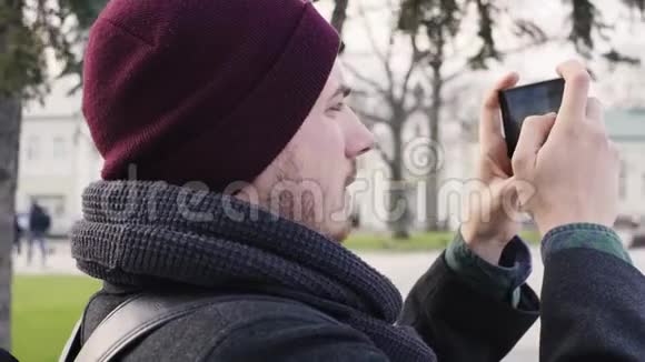 在欧洲某城市用手机拍照的帅哥视频的预览图