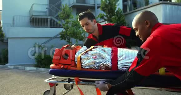 急救人员紧急抢救病人视频的预览图