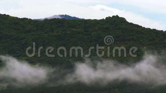 暴风雨天气中快速移动的低姿态山云视频的预览图