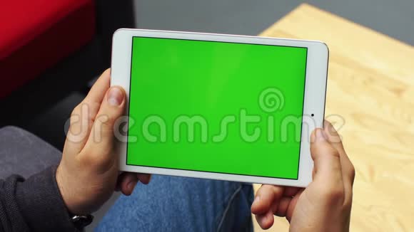人使用水平平板与绿色屏幕用平板电脑特写人的手铬钥匙关门视频的预览图