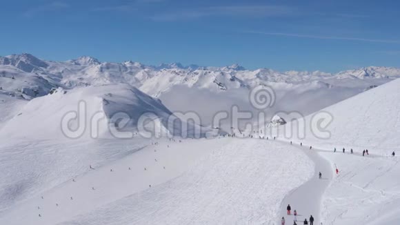 在滑雪场淘雪山许多滑雪者在斜坡上视频的预览图