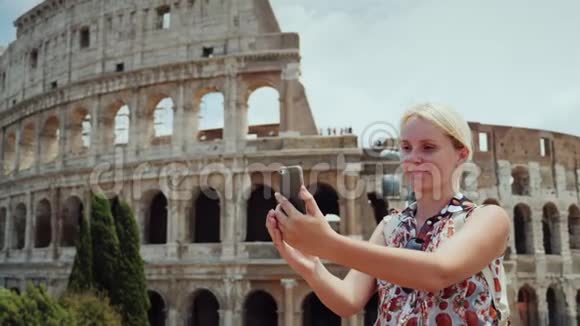 一个女人在罗马著名的竞技场的背景下被拍到视频的预览图