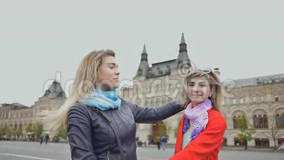 莫斯科俄罗斯红场的两名金发女孩游客正拥抱并微笑着视频的预览图
