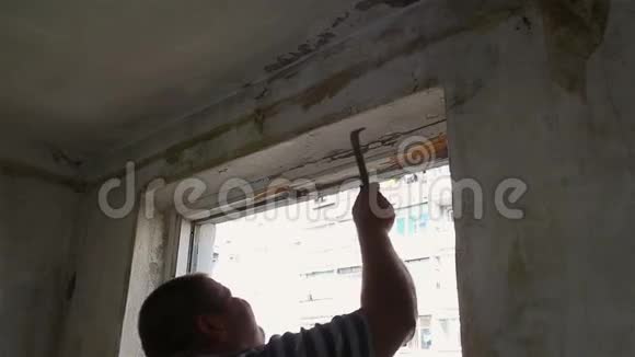 那个人正用手拆除旧窗户视频的预览图
