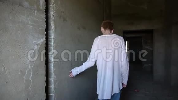 绝望的人走在废弃的建筑物上视频的预览图