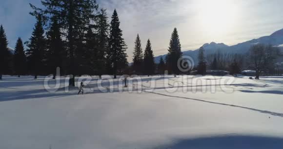 女人在雪景4K上慢跑视频的预览图
