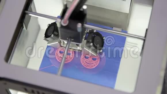 三维打印机在发明展览的桌子上打印雕像视频的预览图