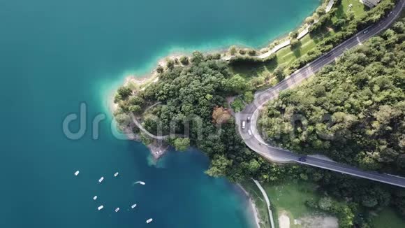 上下无人机鸟瞰莱德罗湖一个天然的高山湖泊惊人的绿松石绿色和蓝色自然色视频的预览图
