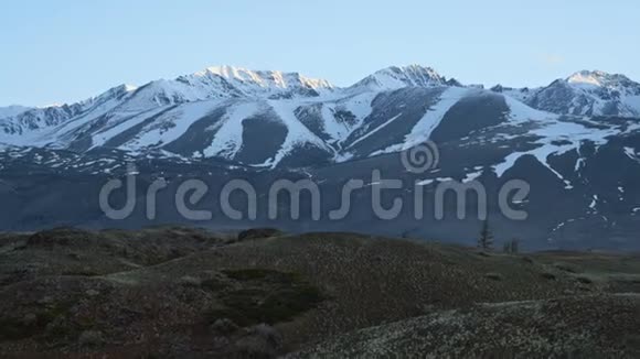景观景观白雪覆盖的阿尔泰山峰山麓上有荒山视频的预览图