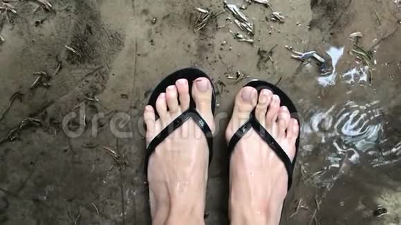 女人雨中穿拖鞋视频的预览图