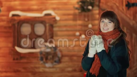 这个女孩得到了白色的冰鞋在一个神奇的童话般的房子的背景下她非常高兴视频的预览图