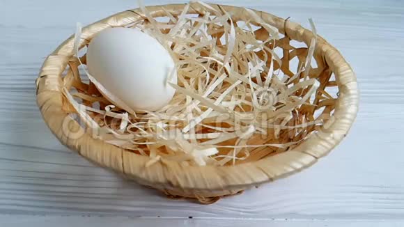 鸡蛋吸管掉落慢镜头拍摄视频的预览图