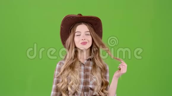牛仔女孩送一个空气吻她的男朋友绿色屏幕视频的预览图