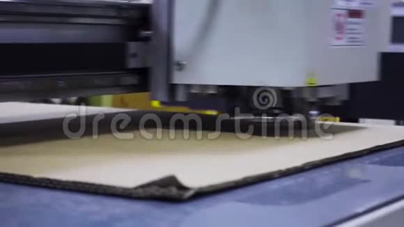 工业设备工具折痕折切包装视频的预览图