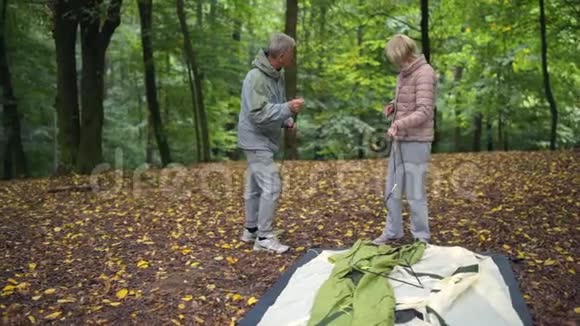 两位经验丰富的游客搭起帐篷视频的预览图