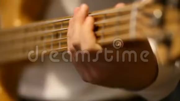 音乐家演奏低音吉他视频的预览图