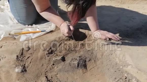 考古学家为清理古葬所做的艰苦而准确的工作视频的预览图
