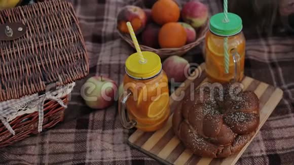 提供带水果果汁和篮子的野餐概念视频的预览图