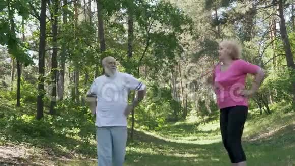 一对老夫妇在夏季公园做体育锻炼视频的预览图