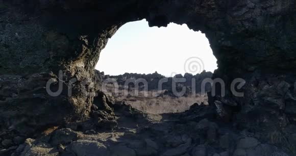 在冰岛独特的火山岩形成中飞行视频的预览图