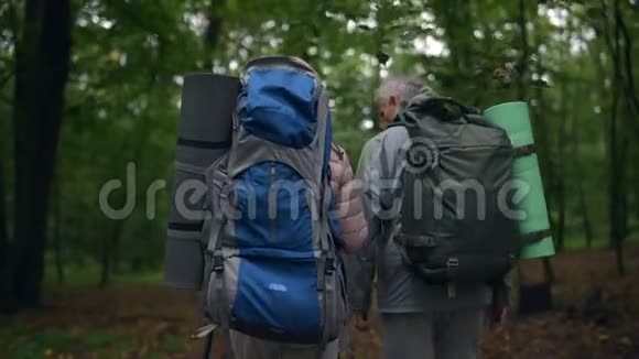 在森林里享受旅游的高级夫妇的后景视频的预览图