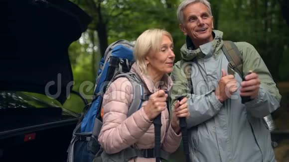 愉快的老年夫妇在森林里散步视频的预览图
