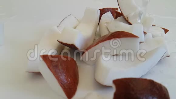 椰子片在白色的秋天美味的水的倾泻视频的预览图