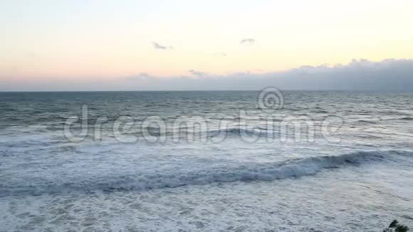 海岸海浪映衬着暮色苍茫的天空视频的预览图