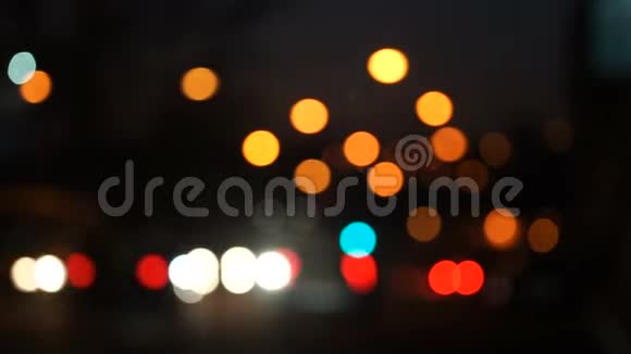 背景是夜间道路交通视频的预览图