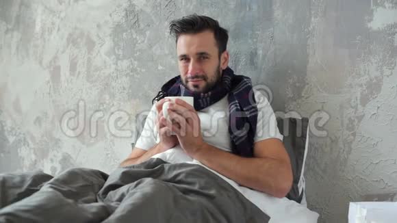 可怜的年轻人生病时喝热茶视频的预览图