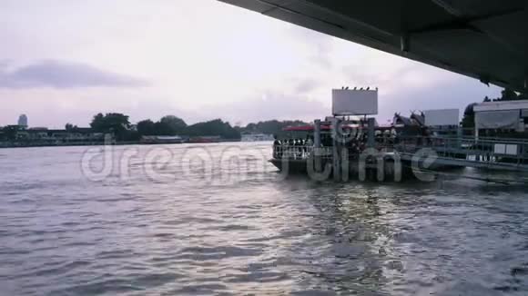 泰国曼谷ChaoPhraya河码头黄昏时游客视频的预览图
