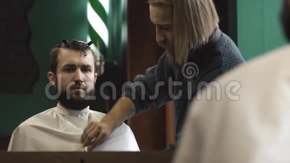 理发师在理发店为病人理发做准备视频的预览图