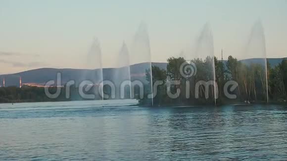 可观赏河桥和喷泉的城市景观视频的预览图