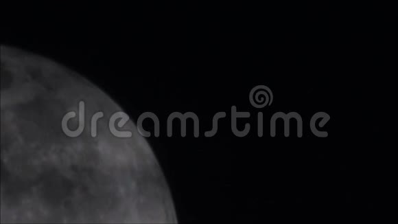 月亮升起云彩褪色到黑暗视频的预览图