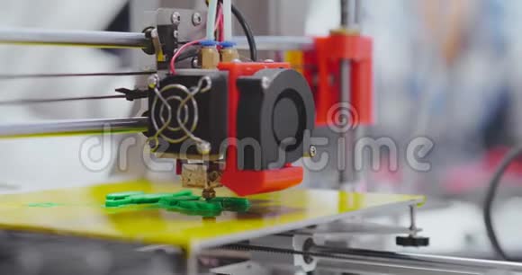 关闭3D打印机为机器人提供新的细节视频的预览图