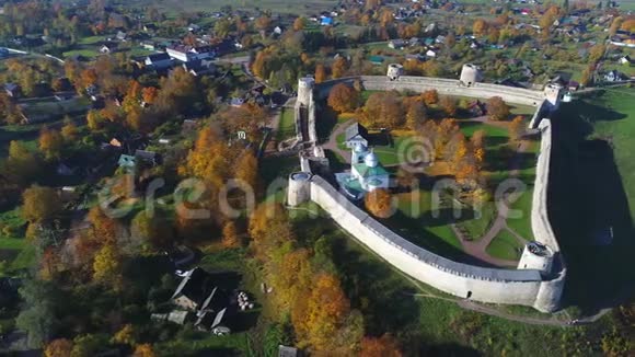 伊兹波斯克堡垒秋季景观航拍视频俄罗斯普斯科夫地区视频的预览图