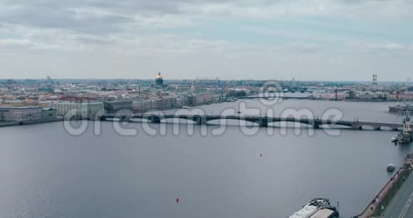 从涅瓦河到圣以萨克大教堂俄罗斯圣彼得堡的夜景视频的预览图