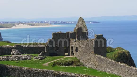 北爱尔兰邓卢斯城堡著名的电影地点视频的预览图