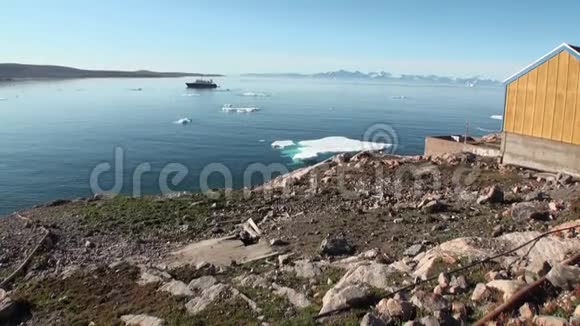 以北冰洋冰山和冰为背景的游艇从岸边看视频的预览图