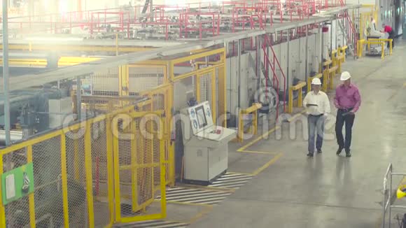 工程师穿过工厂视频的预览图