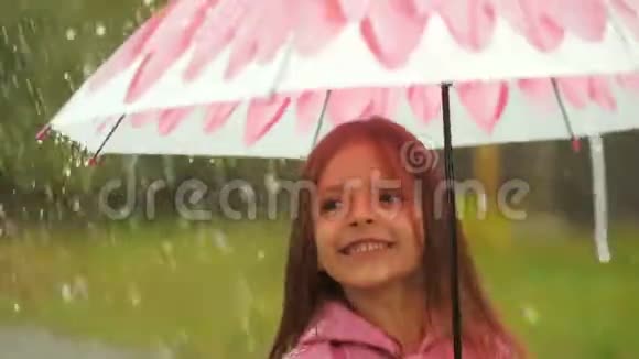 小女孩在雨中享受乐趣视频的预览图