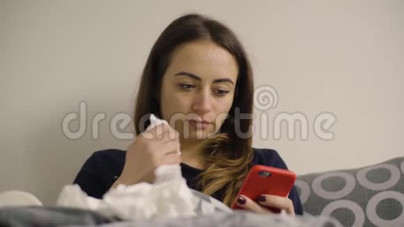 女人在卧室里吹鼻子视频的预览图
