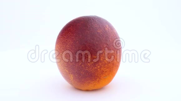 血橙水果在转盘上旋转孤立在白色背景上可循环使用快关门视频的预览图