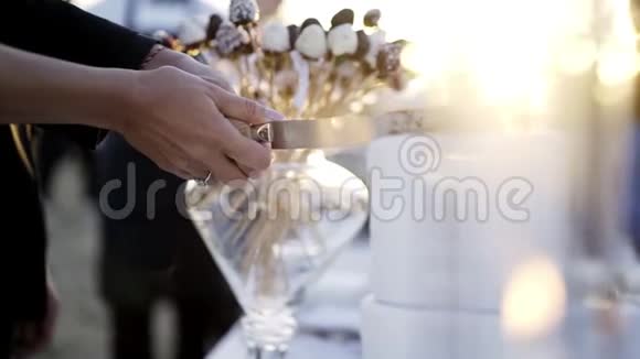 新郎新娘切第一块蛋糕视频的预览图
